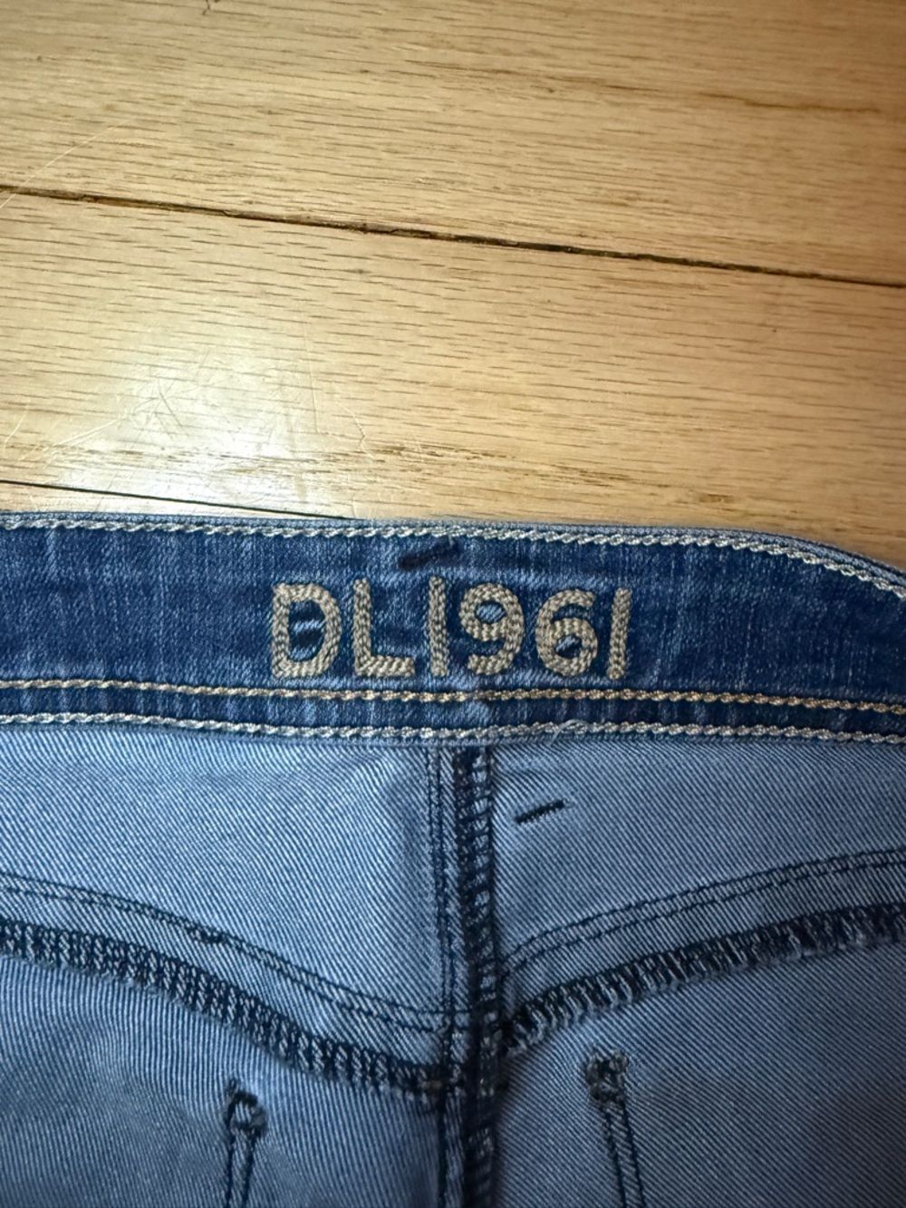 DL1961 Premium Denim Jeans – Size 28 – High Rise Skinny / Mom Fit - Picture 4 of 9
